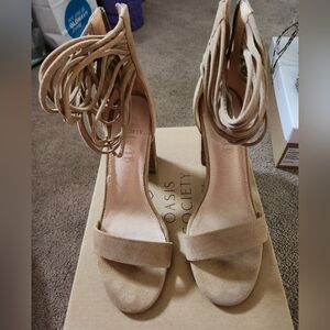 Women's heels zip up sz 9